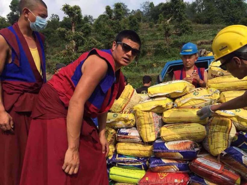 Triten monks helping during earthquake 2015 8